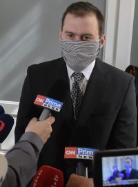 Obžalovaný Jiří Kopřiva hovoří s novináři na chodbě Městského soudu v Praze.