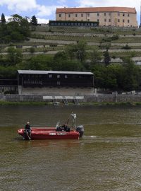 Policisté v člunu na Labi mezi mělnickým zámkem a Hořínem pátrali 30. května 2020 po čtyřměsíčním chlapci, který se pohřešuje od večera předchozího dne.