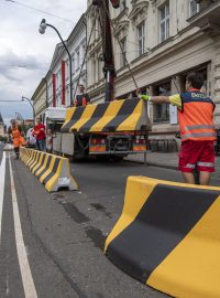 Pražský magistrát nechal 8. června 2020 ze Smetanova nábřeží odstranit betonové zábrany.