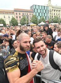 Jiří Procházka se fotí s fanoušky v centru Brna