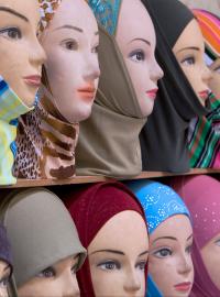 Rakouským zkazem šátků se rozumí „nošení světonázorově nebo nábožensky utvářeného oděvu, s nímž je spojeno zahalení hlavy“