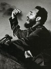 &quot;Fidel Castro už v roce 1960 byl prvním mužem Kuby. Jeho vůle rozhodovala o tom, jak bude Kuba vypadat, včetně všech omylů.&quot; Fidel Castro během plamenného projevu na archivním snímku z roku 1953.