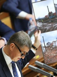 Předseda hnutí ANO Andrej Babiš v březnu 2016 vysvětloval ve sněmovně, jak to bylo s čerpáním dotace na farmu Čapí hnízdo