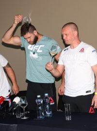 Jiří Procházka si na tiskové konferenci rozbil o hlavu skleničku