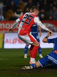 Michal Tomič střílí vítězný gól proti Olomouci