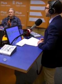 Moderátor Českého rozhlasu Plus Michael Rozsypal (stojící) a příznivci jednotlivých kandidátů ve studiu.