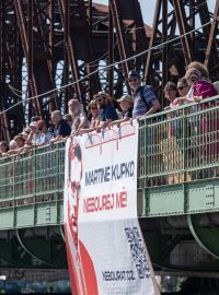 Na mostě byl také vyvěšen transparent, který vyzýval ministra dopravy Martina Kupku (ODS), aby se zasadil o zachování mostu