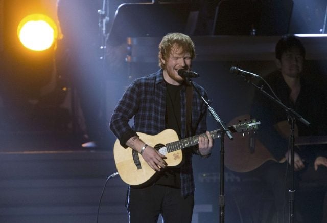 Ed Sheeran daroval dva miliony dolarů na podporu Blízkého východu. Oslovil majitele stadionu, aby udělal totéž