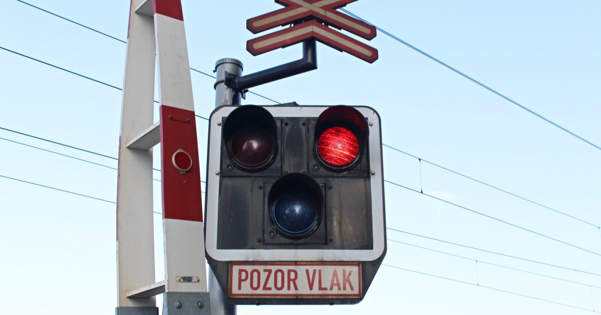 I Libčice nad Vltavou kolliderte et tog med en bil iRADIO