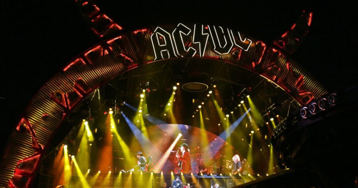 Kapela AC/DC za sebou má první koncert s náhradním zpěvákem Axlem Rosem | iROZHLAS spolehlivé