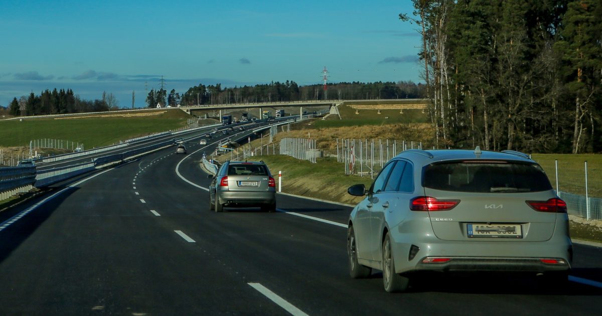 70 tisíc tun asfaltu a 900 metrů denně. Obchvat u Češnovic finišuje, řidiči budou muset zpomalit