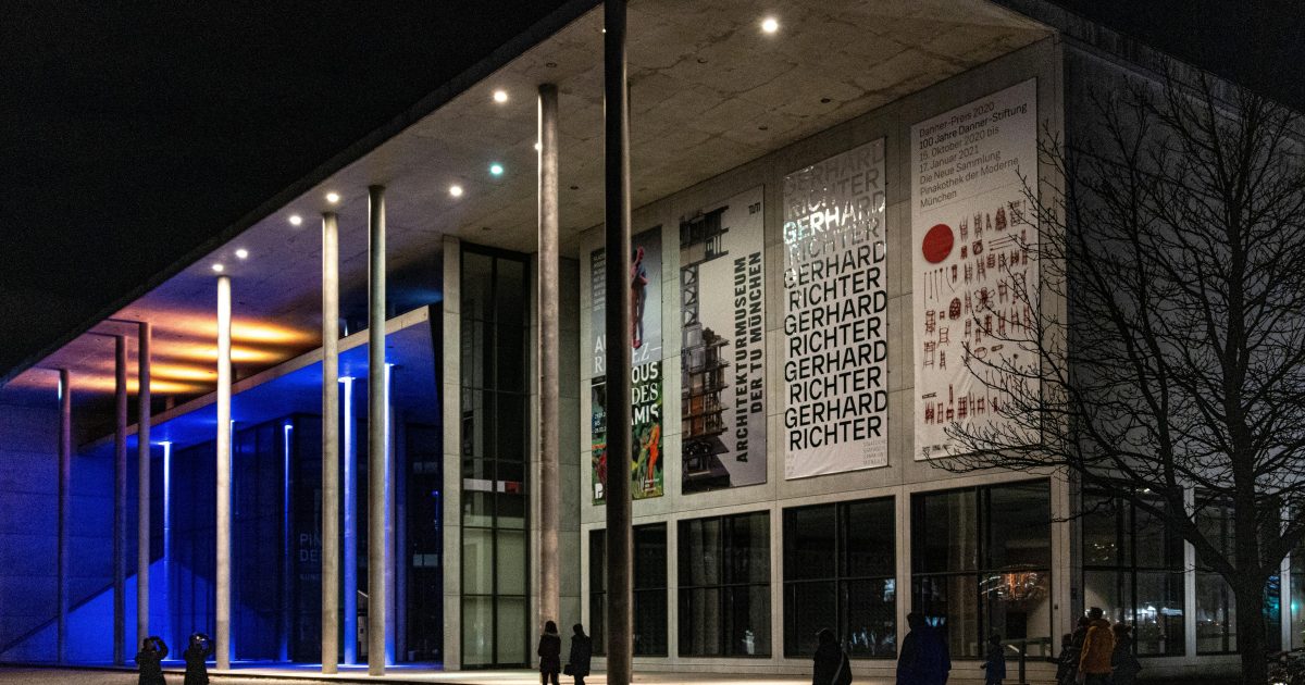 Ein Mitarbeiter einer deutschen Galerie stellte seine Arbeiten aus |  iRADIO