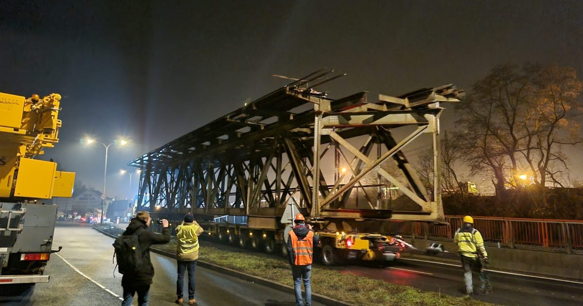 Stavbaři během noci demontovali v Ústí nad Labem jeden ze železničních mostů. Nahradí ho nový