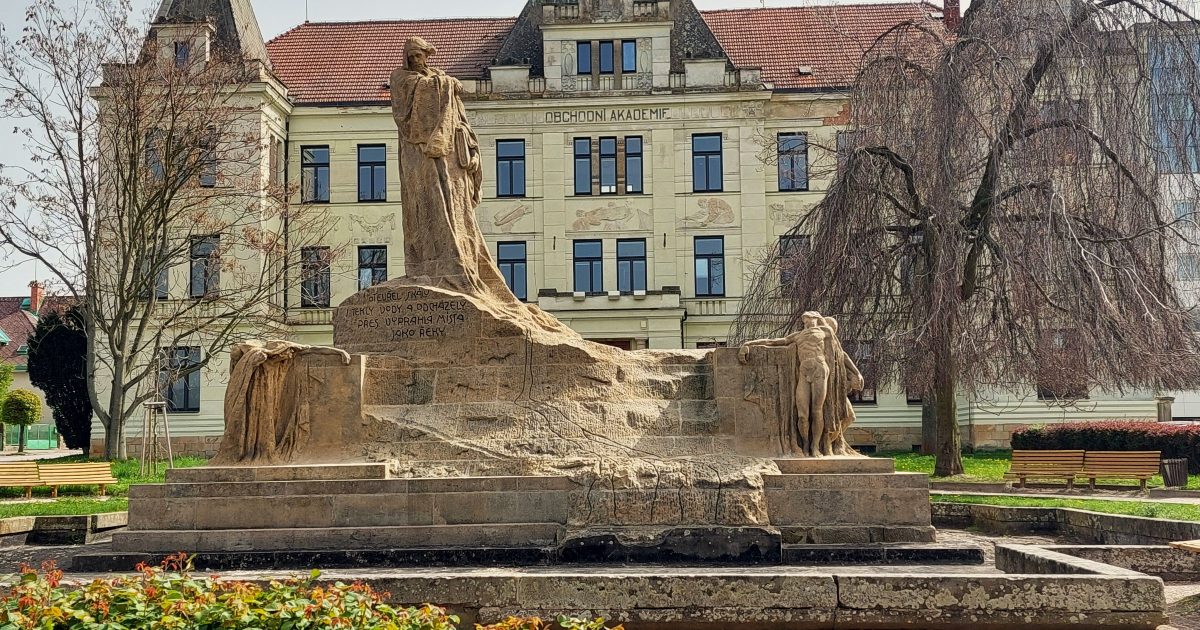 Monumentální Husův pomník v Hořicích od Ladislava Šalouna prokoukl, má za sebou náročné restaurování