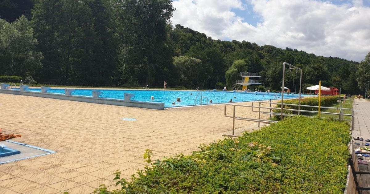 ‚27 stupňů už není žádné vedro.‘ Třebíčské koupaliště navzdory nízké návštěvnosti neukončilo sezonu
