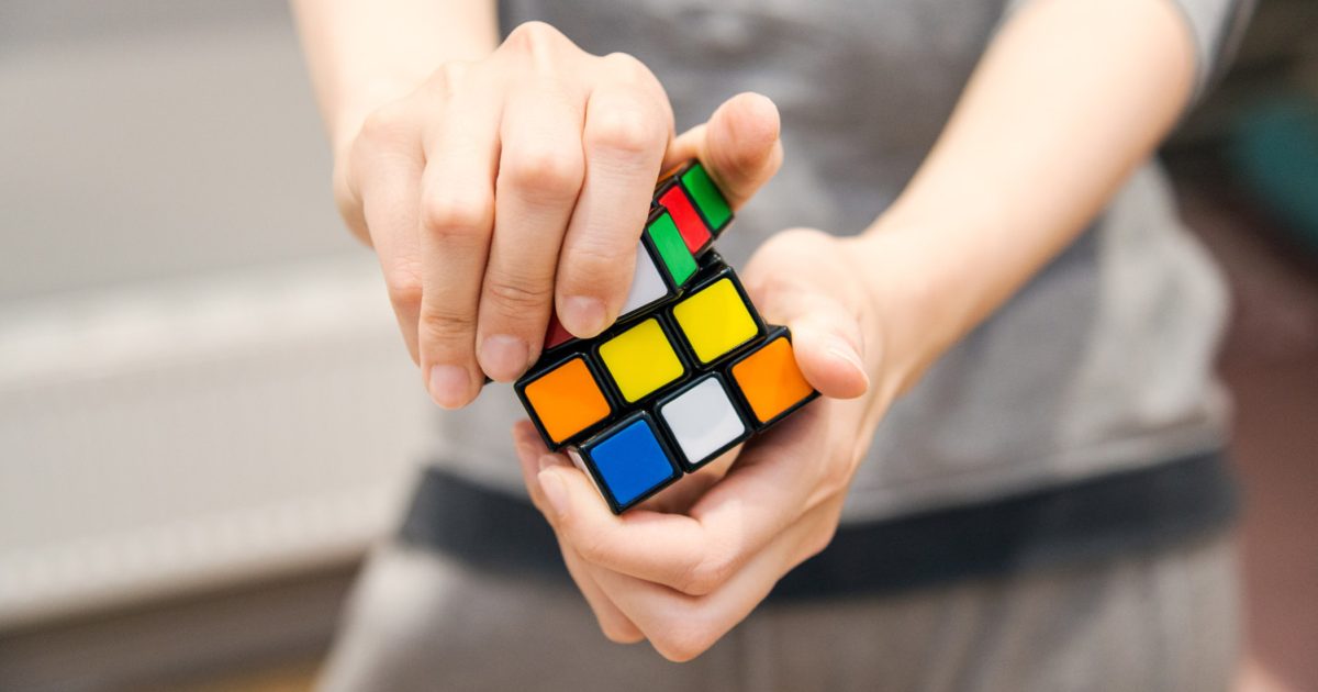 Věda pro děti: Rubikovu kostku skládají lidé nohama nebo ve vesmíru. Kdo ji vynalezl a kdy to bylo?