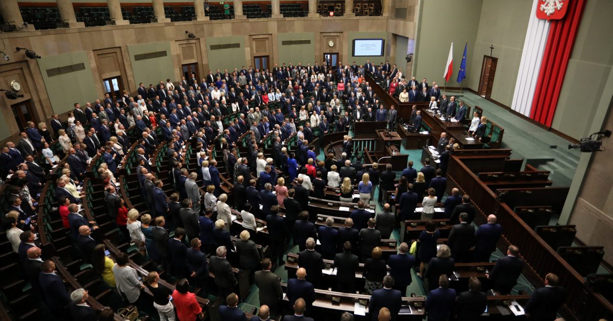 Sejm RP przyjął ustawę o kontroli politycznej nad edukacją.  Nadzorowana jest przez kuratorów iROZHLAS