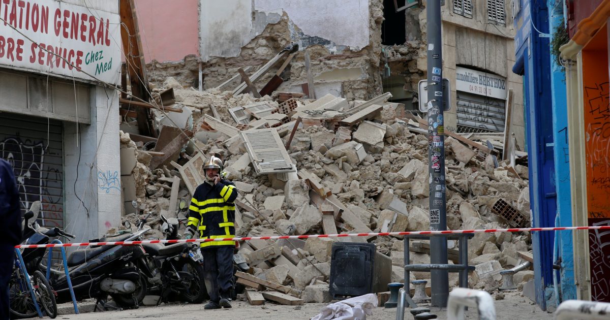Na jihu Francie se zřítila třípodlažní budova.  Jeden lověk zemřel, záchranářům se podařilo vyprostit dítě |  iROZHLAS