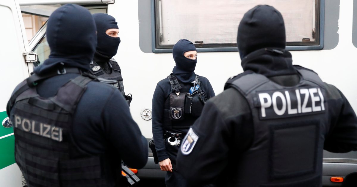 Die deutsche Polizei hat ein Ehepaar festgenommen, das verdächtigt wird, bei einer Straßenkontrolle zwei Polizisten getötet zu haben.  suche mehr |  iRADIO