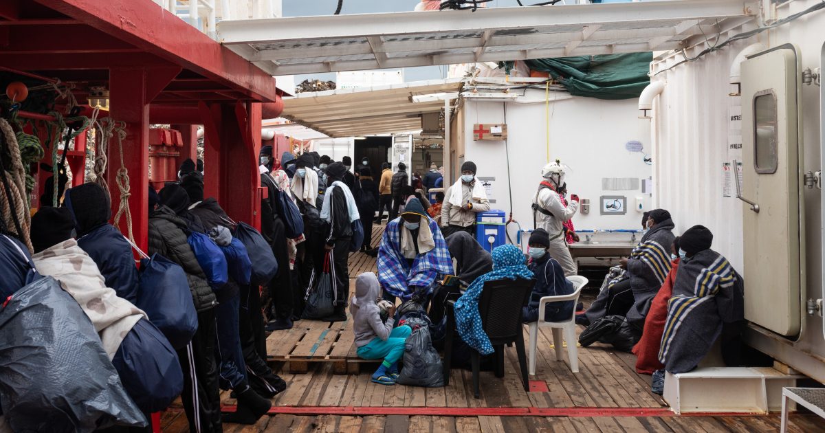 La nave che trasportava i migranti è arrivata.  Dopo alcuni giorni di attesa in mare, ha potuto attraccare in Sicilia iROZHLAS