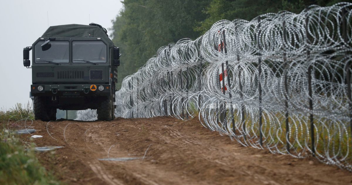 Polscy parlamentarzyści zatwierdzili budowę muru na granicy białoruskiej.  Uniemożliwić uchodźcom wejście do iROZHLAS