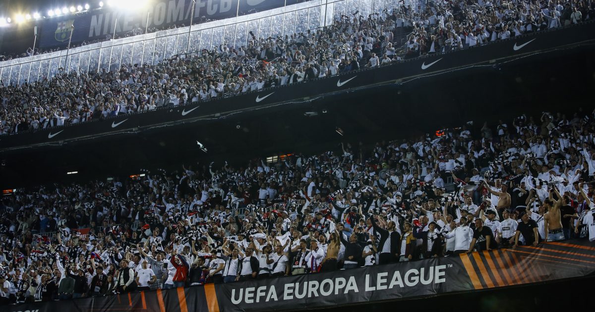 VIDEO: Frankfurter Invasion im Camp Nou, Tribünen töten etwa dreißigtausend deutsche Fans |  iROZHLAS