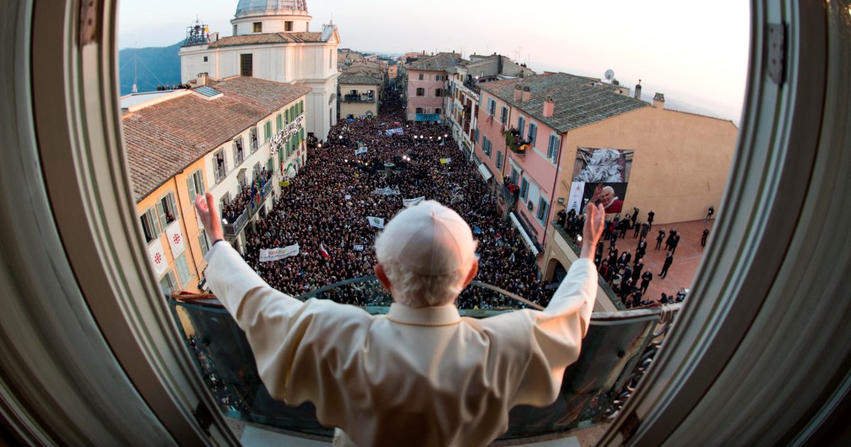 ‘Un grande uomo che non sarà dimenticato dalla storia.’  I politici rendono omaggio al Papa emerito Benedetto XVI |  iRADIO