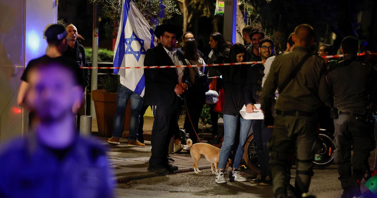 L’attacco terroristico a Tel Aviv ha posto fine a una giornata di proteste antigovernative.  Un tiratore ferisce tre persone in città |  iRADIO