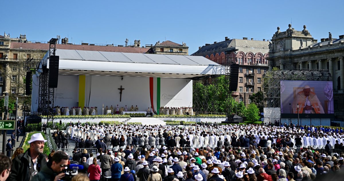 ‘La porta chiusa del nostro egoismo.’  Papa Francesco celebra messa a Budapest, parla di gentilezza verso i migranti |  iRADIO