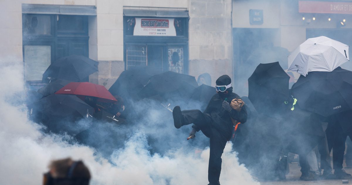 Les Français dans la rue : à Lyon ils brûlent des meubles, à Nantes ils lancent des canons.  La police a répondu avec des gaz lacrymogènes iRADIO