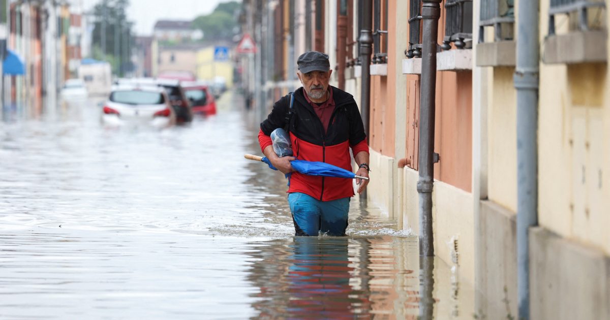 Decine di migliaia di persone ancora impossibilitate a tornare a casa dopo le inondazioni nel nord Italia, il disastro ha causato 15 vittime |  iRADIO