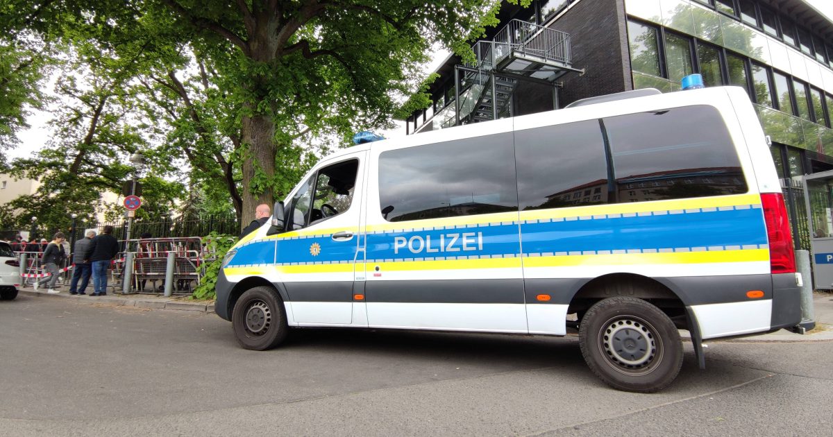 In Süddeutschland wurden drei Menschen erschossen.  Der Angreifer wurde von der Polizei festgenommen, das Motiv für die Tat ist jedoch noch unbekannt.  iRADIO