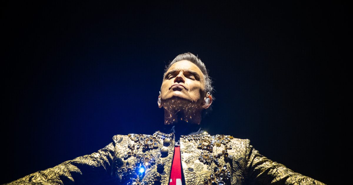 Životními pády zkoušený zpěvák Robbie Williams slaví 50 let. Připravuje se na letošní koncert v Londýně