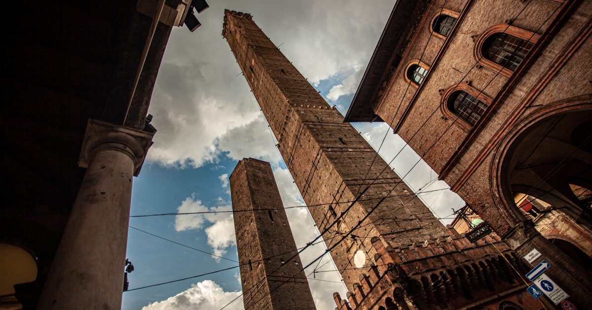 A Bologna, in Italia, si teme il crollo di una torre pendente di oltre 900 anni.  Poggia su fondamenta fragili |  iRADIO