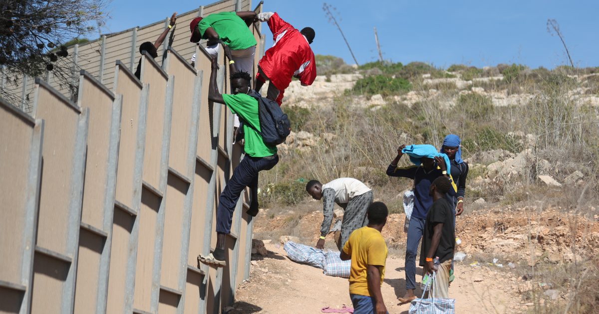 12.000 migranti a settimana.  Von der Leyen visita Lampedusa, offre assistenza italiana a Frontex |  iRADIO