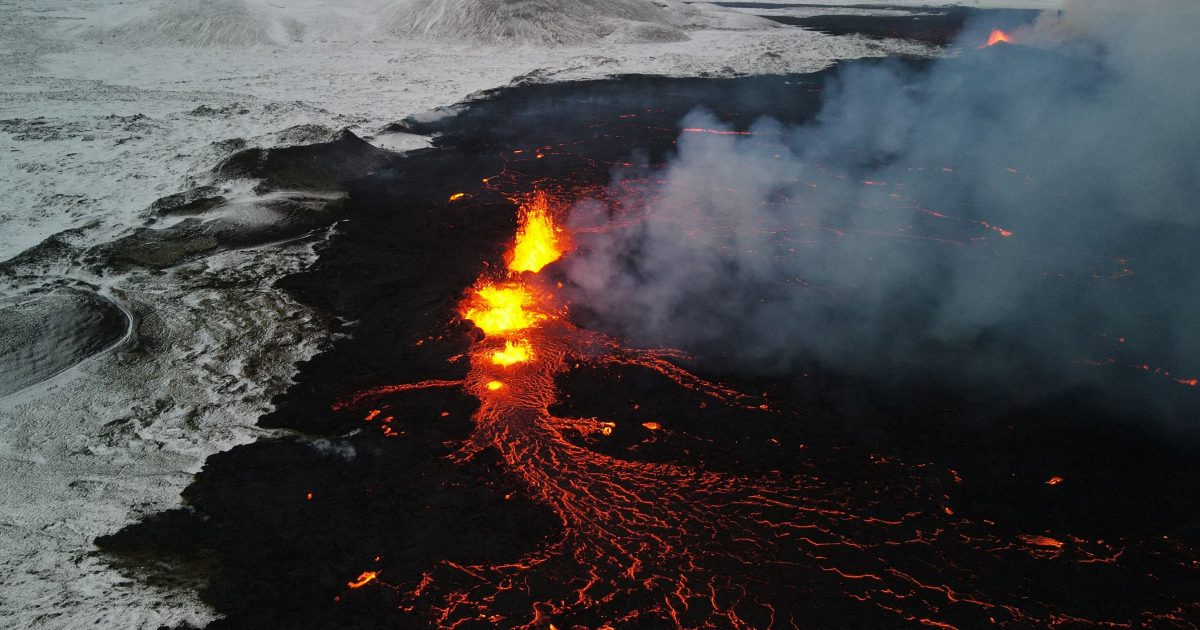 «Som en apokalyptisk film.»  Island kontrollerer lavastrømmer, turister kommer til stedet |  iRADIO