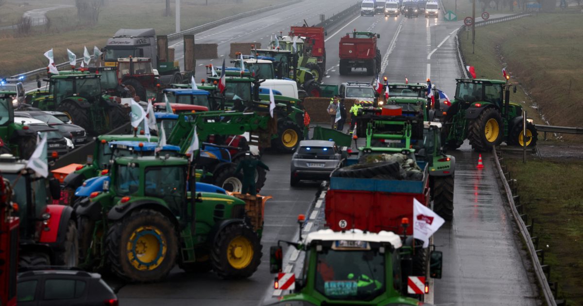 Až tisíc traktorů má v pondělí zablokovat magistrálu v Praze. Farmáři požadují odstoupení od Green Dealu
