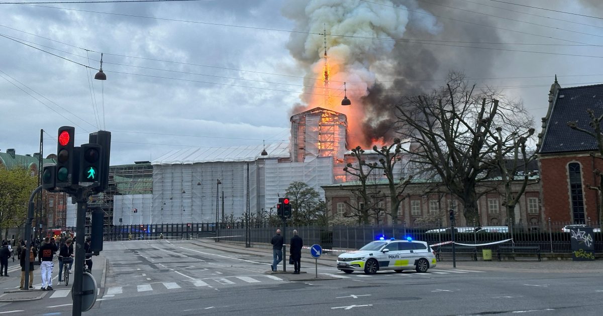V Kodani hoří historická budova burzy, policisté evakuují část města