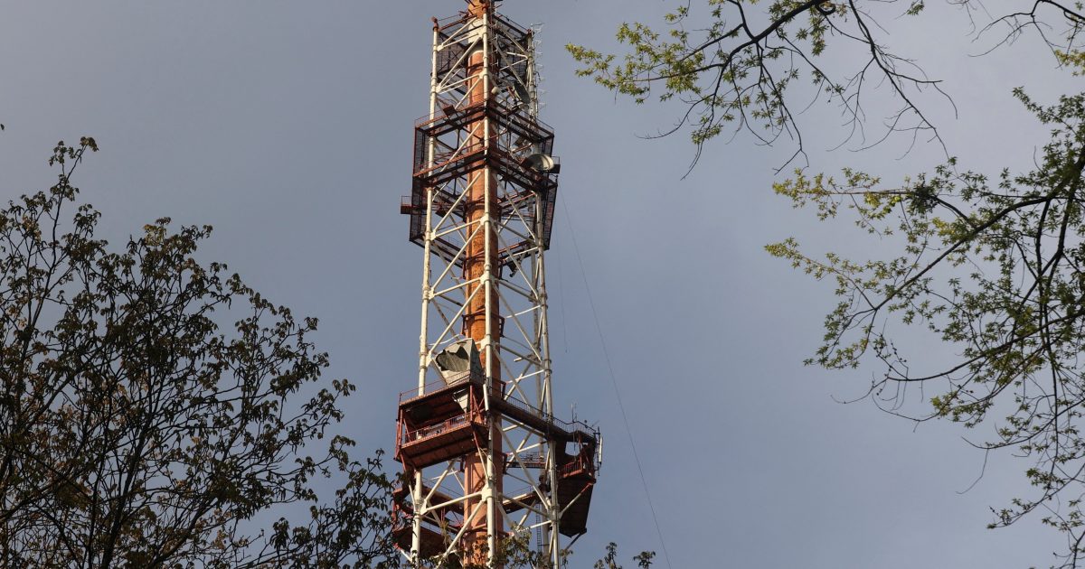 ONLINE: Rusko zničilo charkovskou televizní věž, část 240 metrů vysoké stavby se zřítila. Nikdo nezemřel