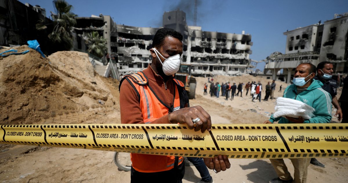 U nemocnic v Pásmu Gazy našli 400 těl v masových hrobech. Palestinci viní Izraelce, ti to odmítají