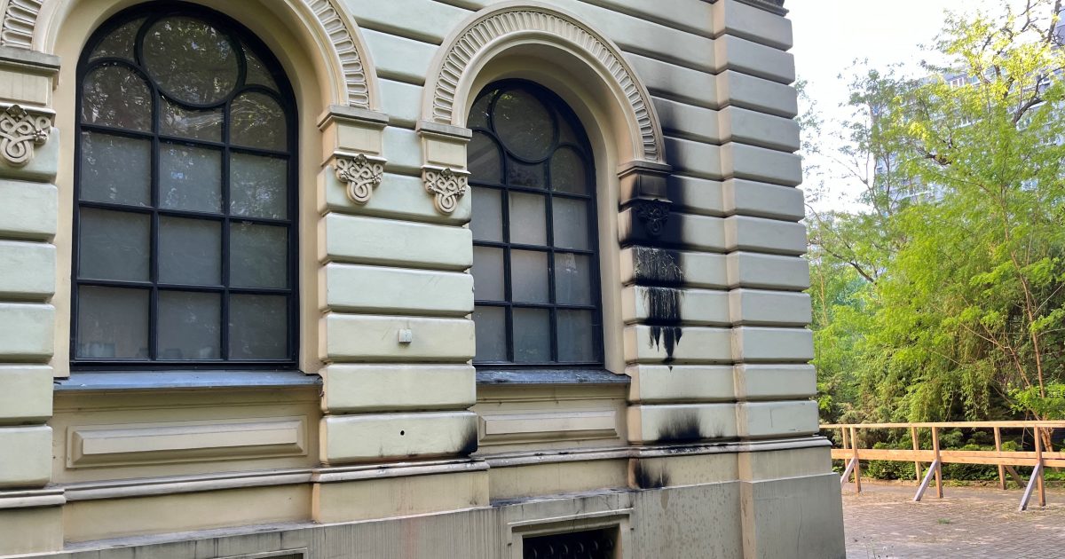 Mladý Polák údajně hodil na synagogu tři Molotovovy koktejly. Policie ho zadržela, hrozí mu deset let vězení