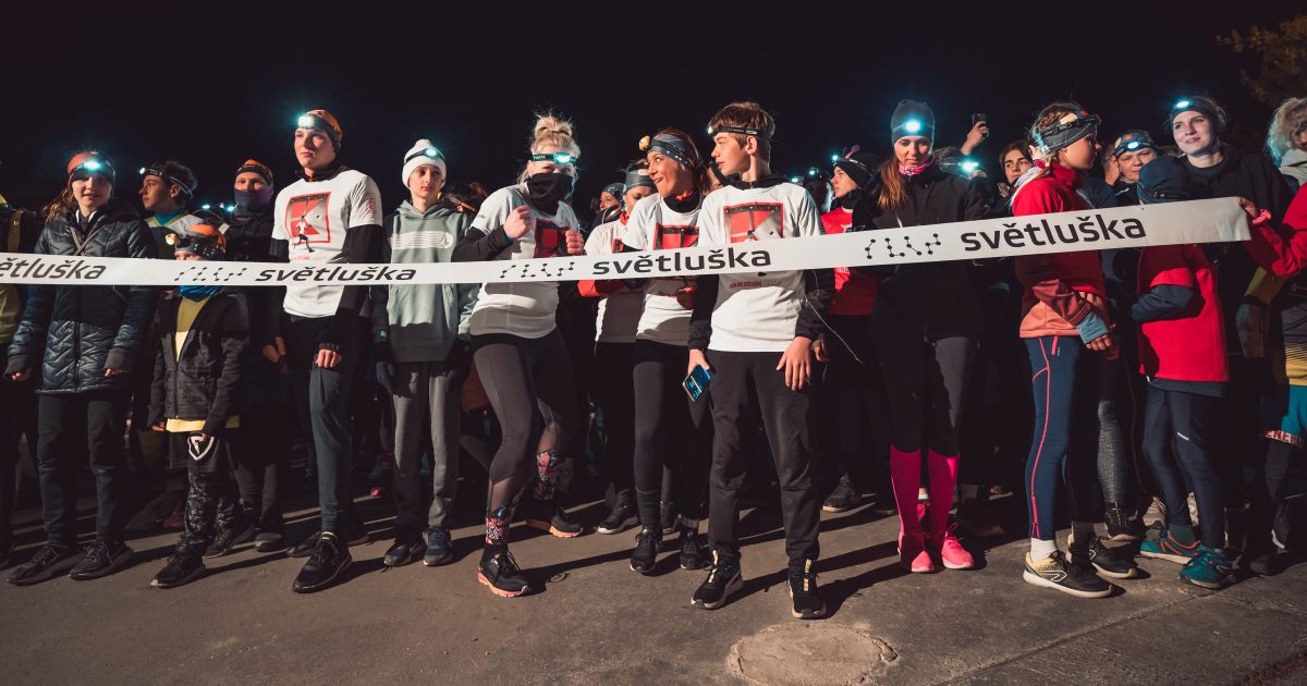 Tisíce Světlušek ozářily pražskou Stromovku. Nadační závod letos podpoří sportovce s handicapem