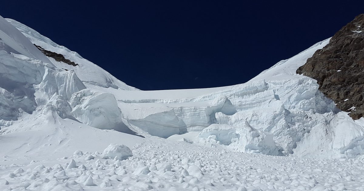Z pod laviny byli ve Francii zachráněni dva lyžaři. Ta se sesunula na modrou sjezdovku pro málo zkušené