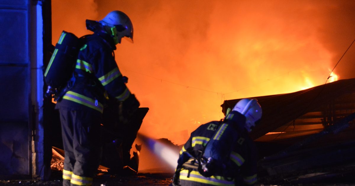Stovka hasičů zasahovala u požáru v Čelákovicích. Oheň dostali pod ...