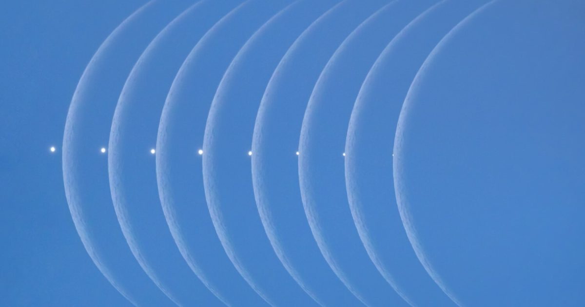 Měsíc v pondělí zakryje planetu Venuši. Pozorovat ji za denního světla je velmi obtížné, říká lektor