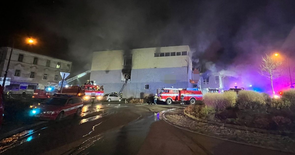 Les pompiers de Benešov ont combattu un incendie dans un centre commercial.  Dommages temporaires 50 millions |  iRADIO