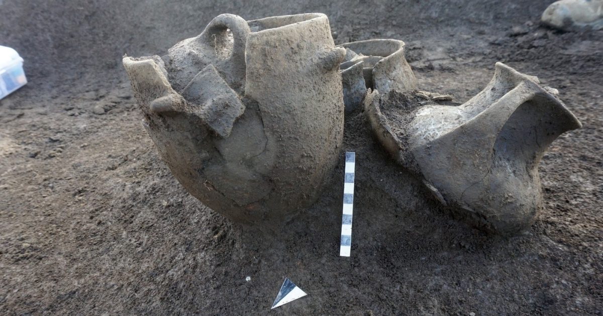Zbraně, šperky a vázy u nohou zemřelého. Při stavbě elektrárny našli v Itálii nekropoli z předřímské éry