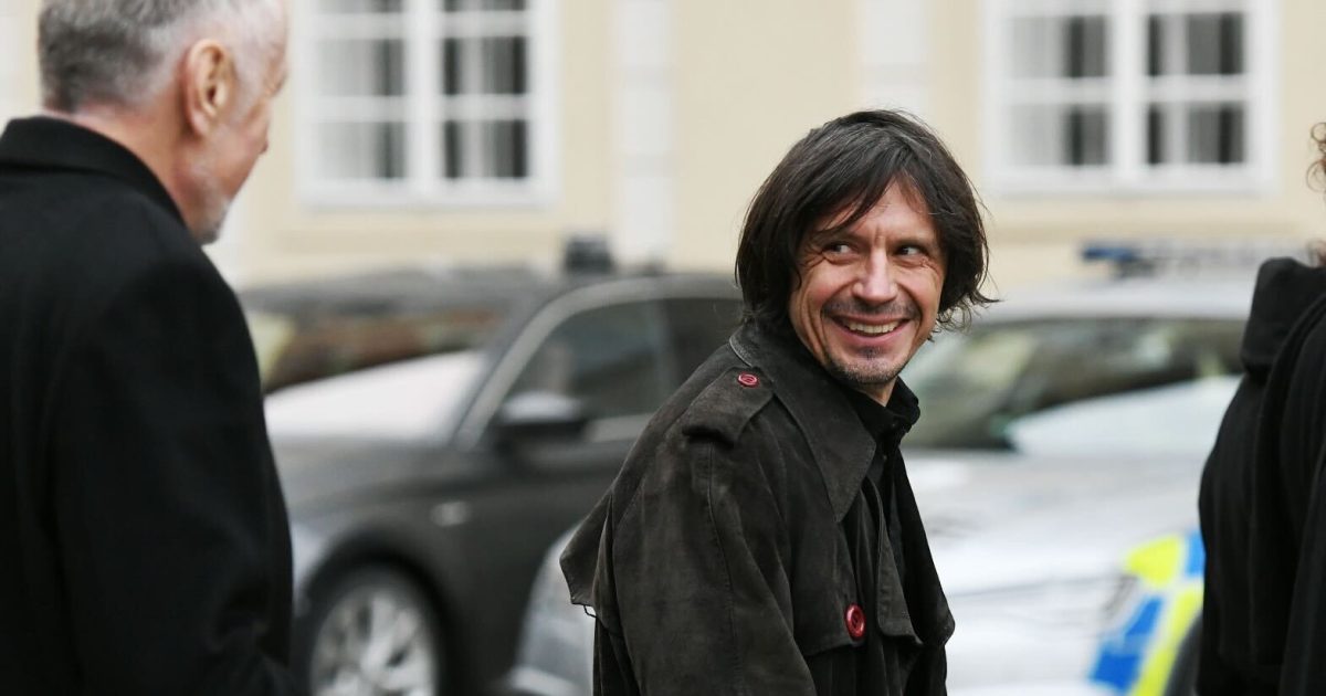 ‚Jděte do pr**le.‘ Sochař Černý bránil v televizi své motýly na obchodním domě Máj v Praze