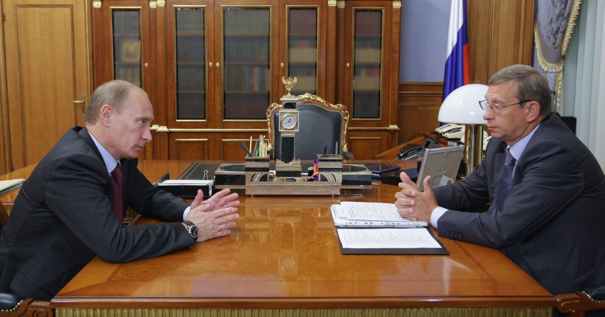 Vladimir Jevtušenkov (vpravo) při jednání s ruským prezidentem Vladimirem Putinem