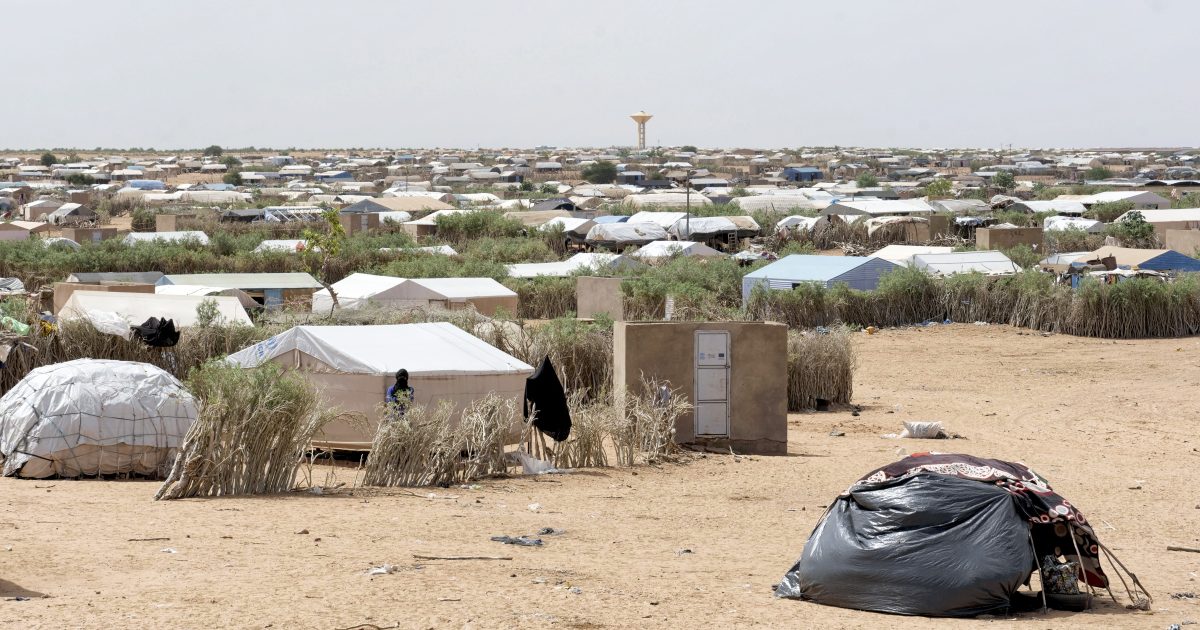 V uprchlickém táboře Mbera na hranicích Mauretánie a Mali je v současnosti okolo 67 tisíc uprchlíků
